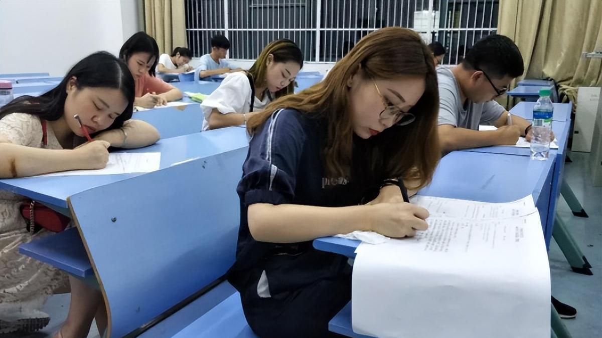 继厦门教师编招聘遇冷后，多地三甲医院也招不够人，原因叫人无奈