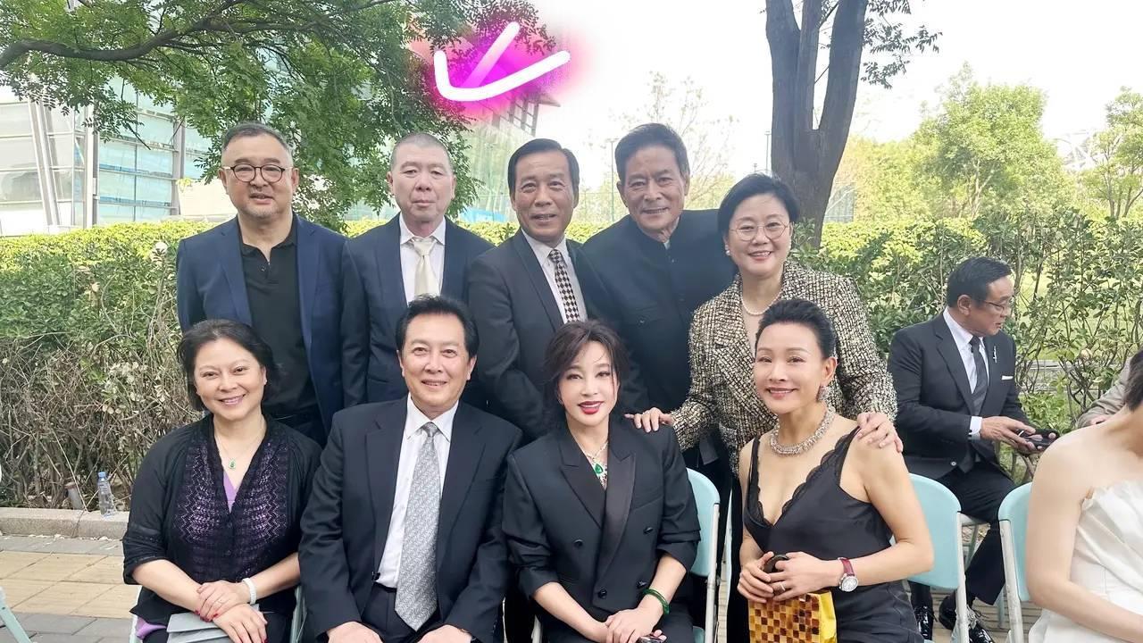 冯小刚|冯小刚近照曝光，不敢站C位而站后排，再也没以前的气势了