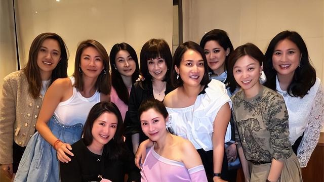 团时朗|郭晶晶罕见现身名媛聚会！合影躲在最后很低调，52岁最美港姐C位