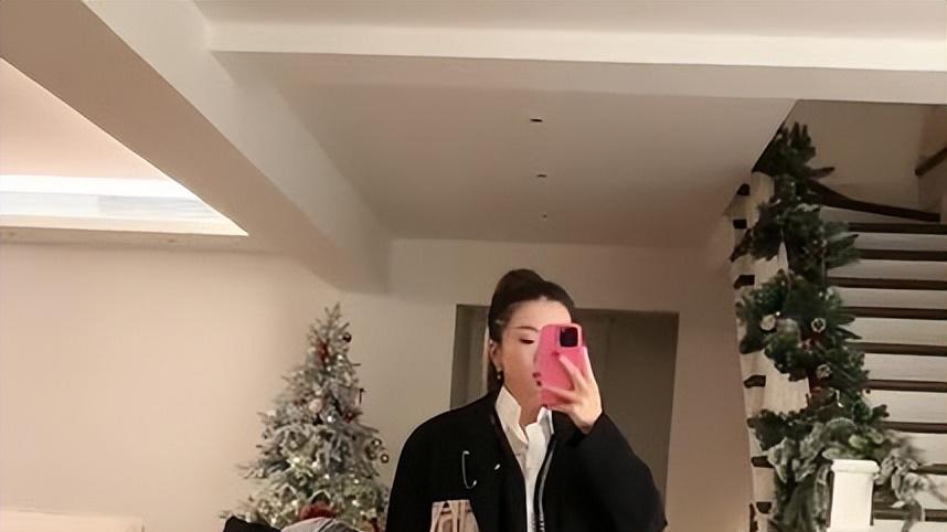 程晓玥|程晓玥肚大如萝状态好，晒几十万包包超级贵妇，不见未婚夫同框