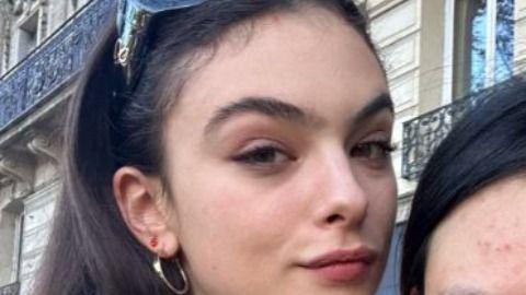 莫妮卡·贝鲁奇女儿与路人合影真容曝光，皮肤松弛下垂，不像19岁