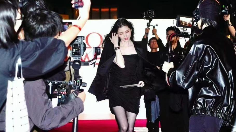 韩素希风波升级！素颜脸上斑点多，机场哭泣情绪失落，被质疑磕了