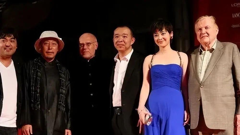 吊带裙 这一次的梅婷彻底放飞了！47岁剪短发不够还穿吊带裙，媚到不敢认