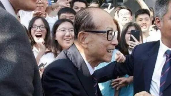 |李嘉诚四个孙子名字曝光，到底谁才成接班人？或许梁洛施才是赢家