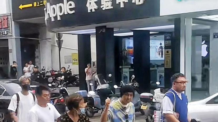 58岁张卫健现身舟山街头，戴墨镜身形佝偻，“看他电视剧长大的”