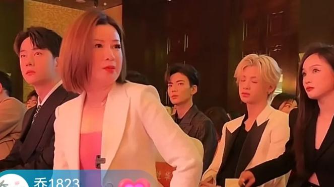 乐华娱乐|乐华娱乐上市仪式，“亲儿子”黄明昊台下打瞌睡，眼神中满是疲惫