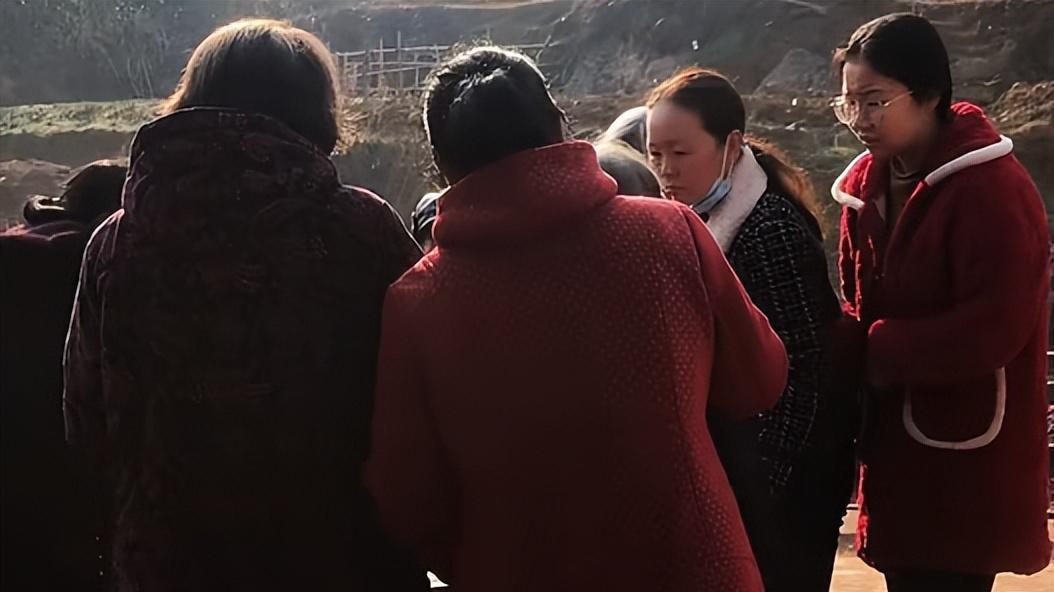菜刚上桌老人就用袋子打包，另一位老人不准发生争执，真的穷怕了