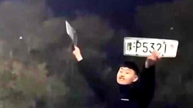 老子故里砸警车，如此嚣张为了啥？