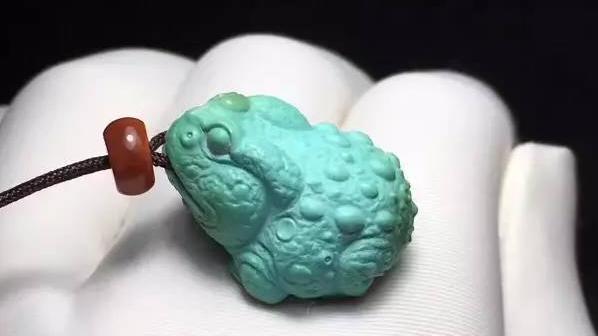 绿松石|文玩市场中的绿松石，大件精品不好出，而小件精品却销量很好