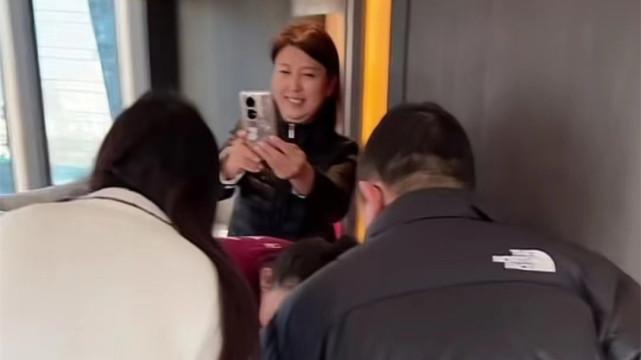 闫学晶|闫学晶50岁荣升奶奶，举手机狂拍难掩喜悦