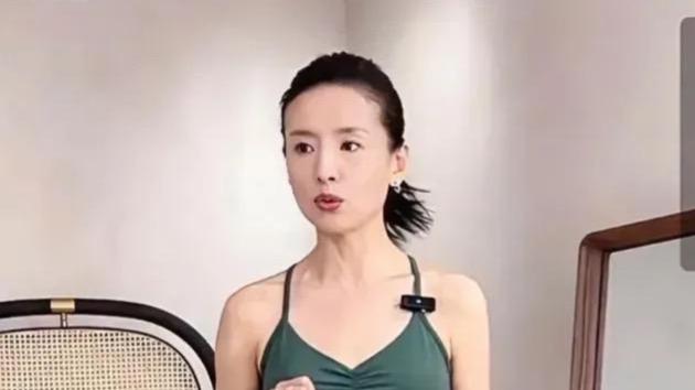 董洁|43岁董洁身材被夸上热搜，畸形审美下，出现了越来越多“排骨精”