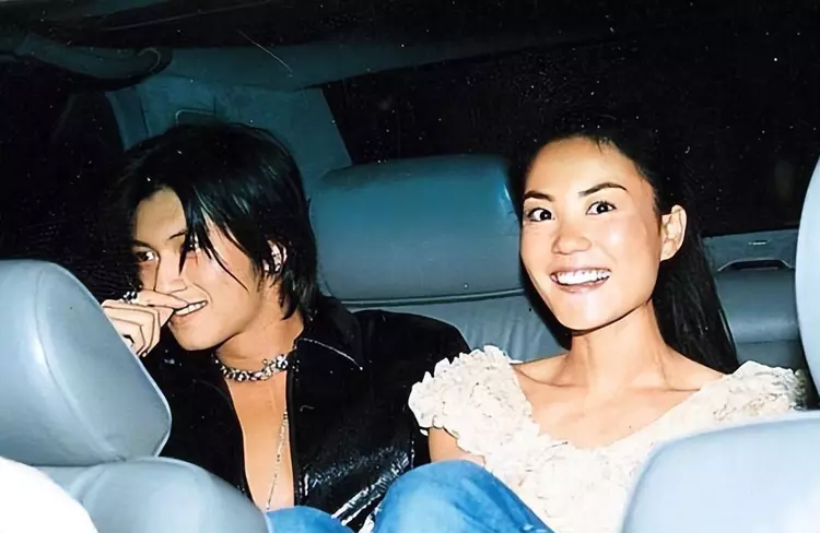 王菲|曝天后王菲私生活乱，疑与谢霆锋关系开放，靠给机会引小鲜肉追求