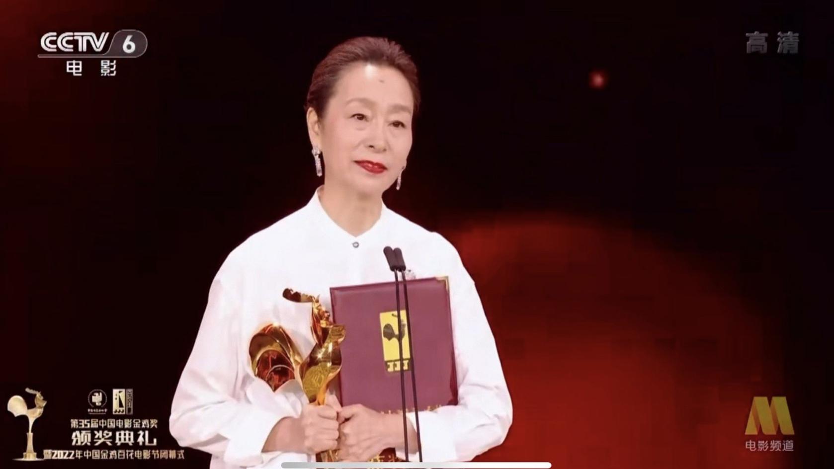 足球宝贝|周野芒怒撕奚美娟，老艺术家的“两副面孔”，在晚年统统现原形