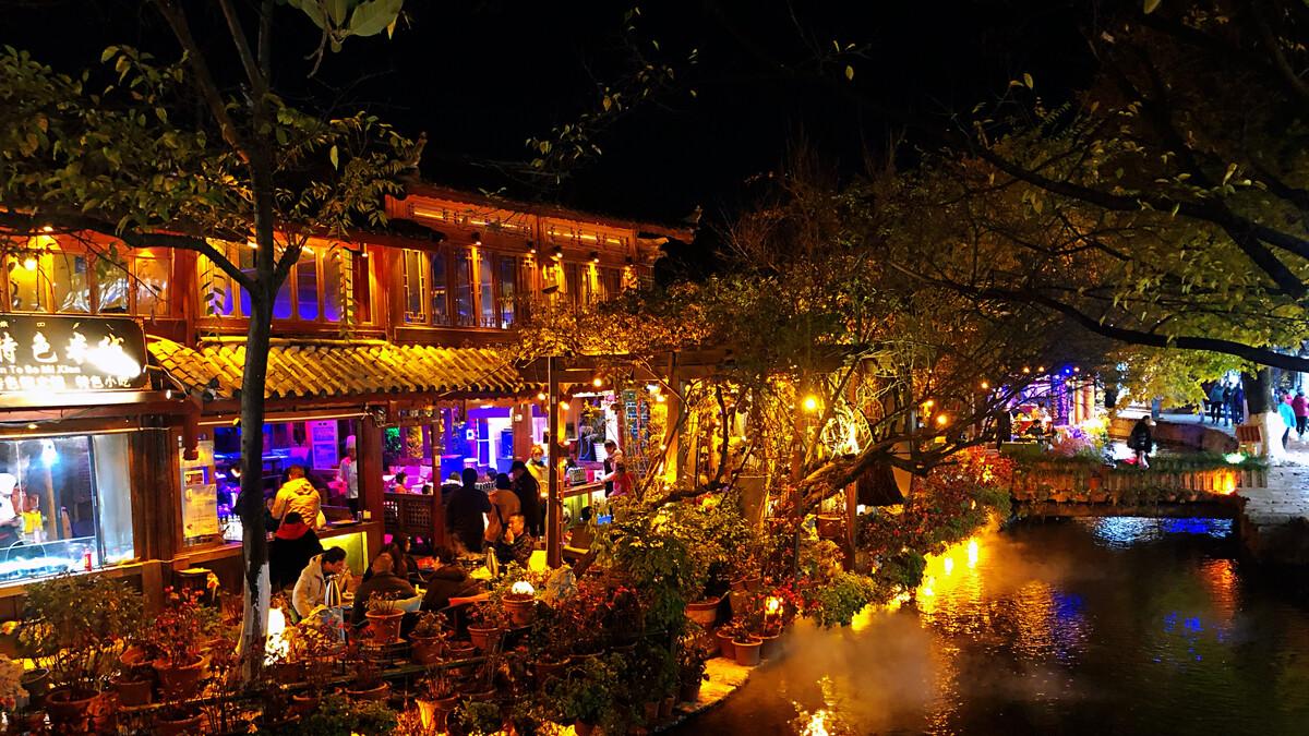|中国“夜生活”最丰富的古城，遍地都是酒吧，夜晚比白天更热闹
