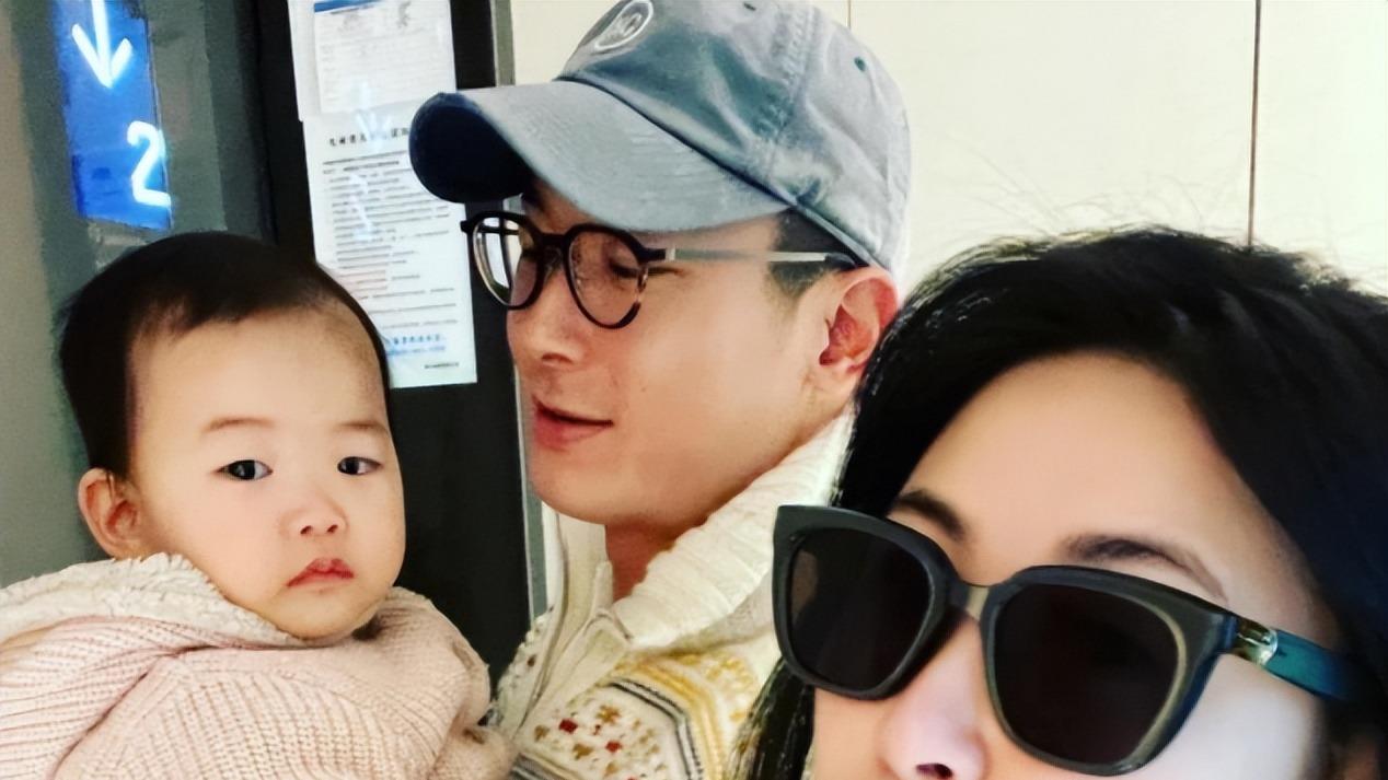 朱珠|朱珠带女儿看画展，1岁王珠宝从小接受艺术熏陶，叼着奶嘴超呆萌