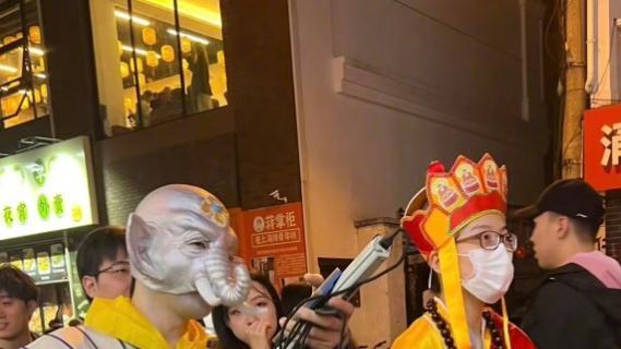 上海万圣节太炸裂，街头show集齐了各大元素，胡锡进：洋节中国化