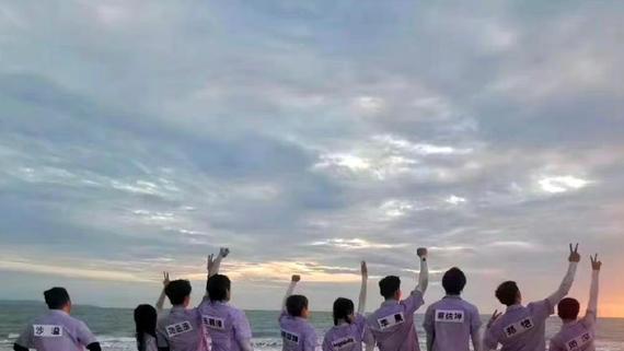 奔跑吧兄弟|《奔跑吧》收官路透：全员校服夕阳大合照，王鹤棣蔡徐坤加入！