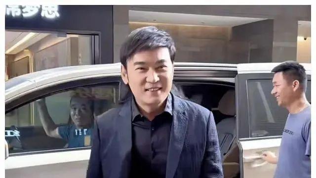 55岁焦恩俊形象大变！长发披肩大腹便便认不出，如今商业捞金