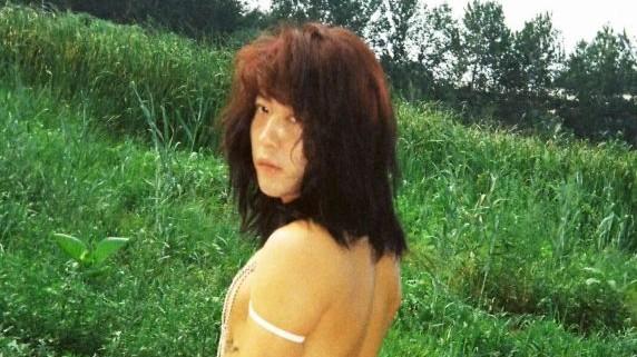 姜思达再次放飞自我，河边穿女装大秀身材，脚踩恨天高超自信