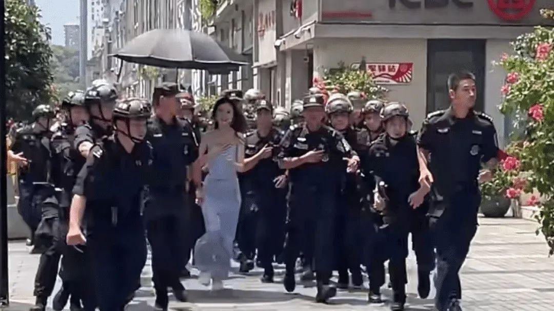 为了一个戏子，连特警都出动了，手拉手组成人墙为其开路