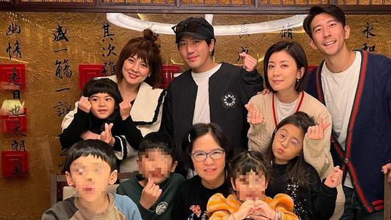 贾静雯|贾静雯妈妈正面照曝光，母女同框逆龄神似姐妹