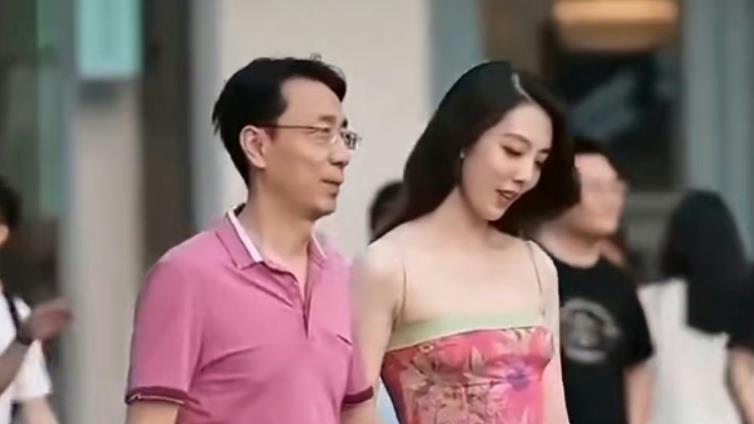 |领导：未经本人允许将照片发上网，此行为要严查到底！