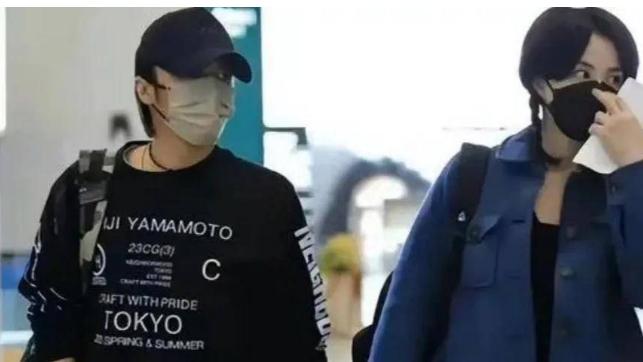 王菲肚子隆起明显，公公谢贤露面，满脸笑容心情极好！