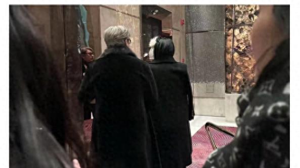 要复婚？李湘一家三口上海度假，住3000元酒店，与王岳伦穿情侣装