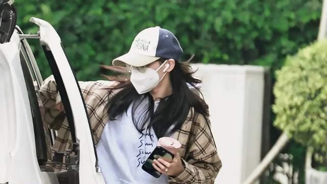 迪丽热巴|好事将近？迪丽热巴现身无名指戴钻戒，心情大好翘脚打招呼