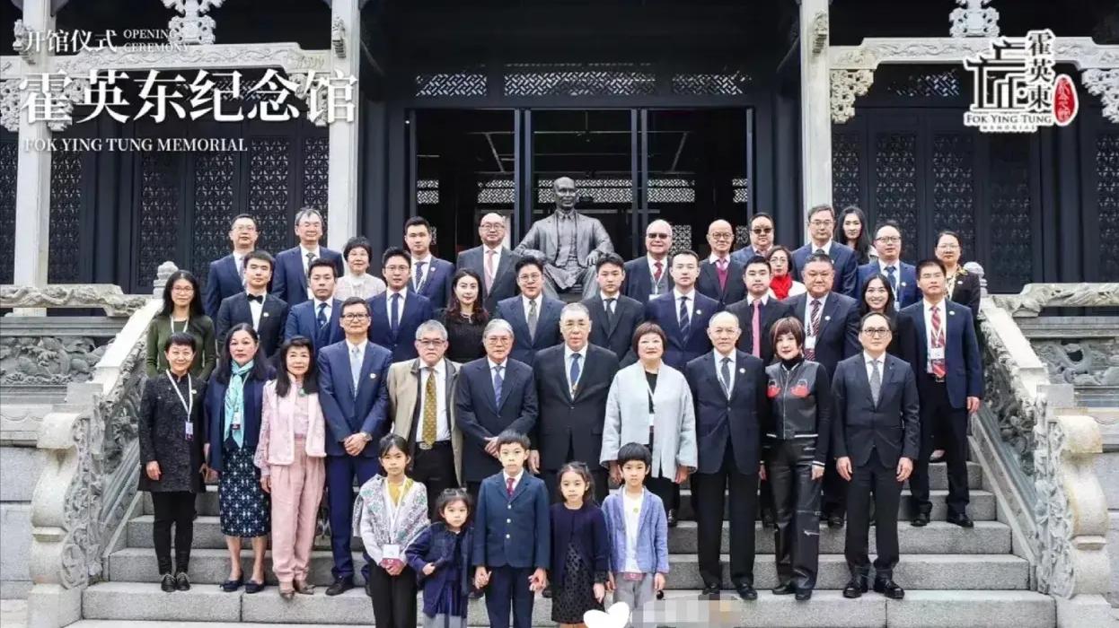 霍家大合照：郭晶晶彰显主母地位，何超琼与四太同场不同框显尴尬