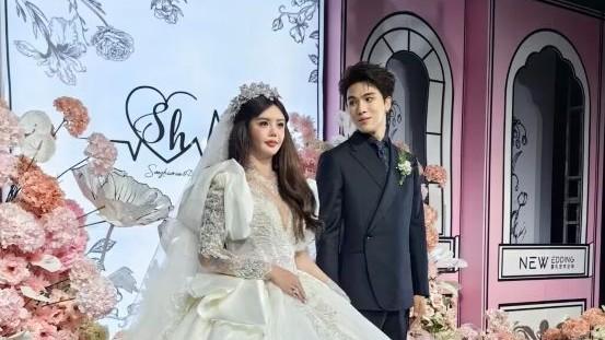 韩安冉婚礼生图翻车，身材臃肿面部“馒化”，近照撞脸女星邵音音