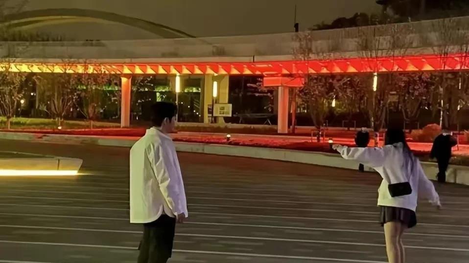 黄晓明|黄晓明和叶珂公园玩滑板，疑似好事将近，网友评价叶珂颜值不如杨颖