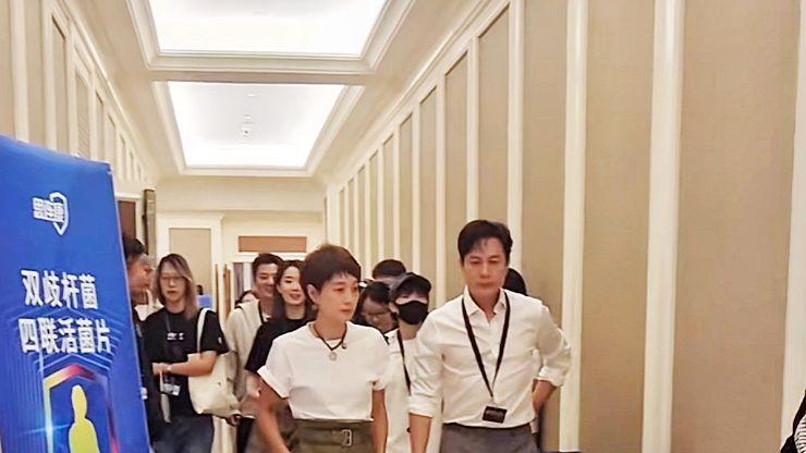 47岁马伊琍现身青海西宁，双手插口袋气场十足，张颂文陪走像保镖