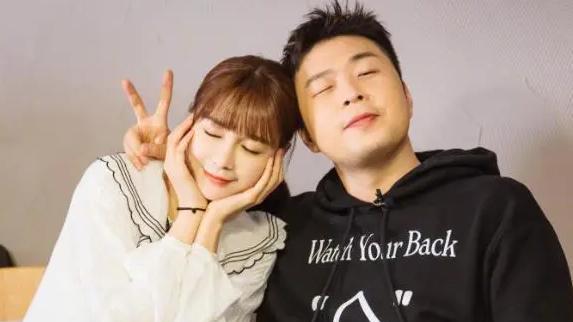丰满 杜海涛梦辰牵手逛街辟谣婚变！五官缩水认不出，与小孩互动疑拼娃