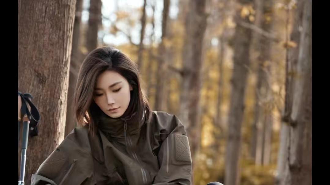 刘诗诗穿冲锋衣成都宣传，满头大汗不敢脱，网友：甲方给的太多