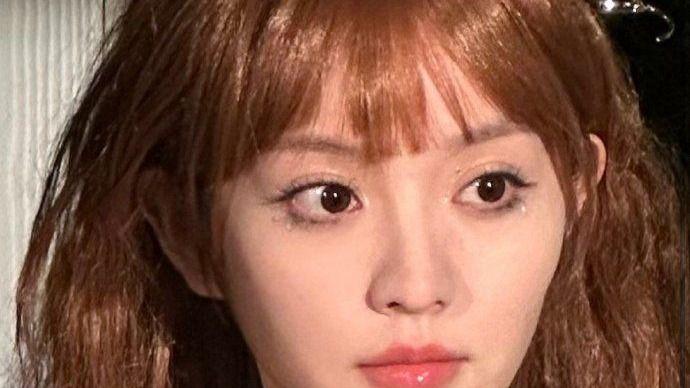 田曦薇 没出场就输了？田曦薇GQ人鱼造型礼服被嘲廉价！眼线晕妆假发劣质