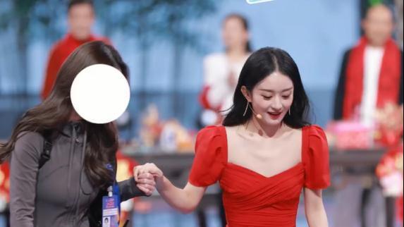 赵丽颖|赵丽颖录制北京台春晚路透曝光，万家庄成员集合，穿搭不超1万