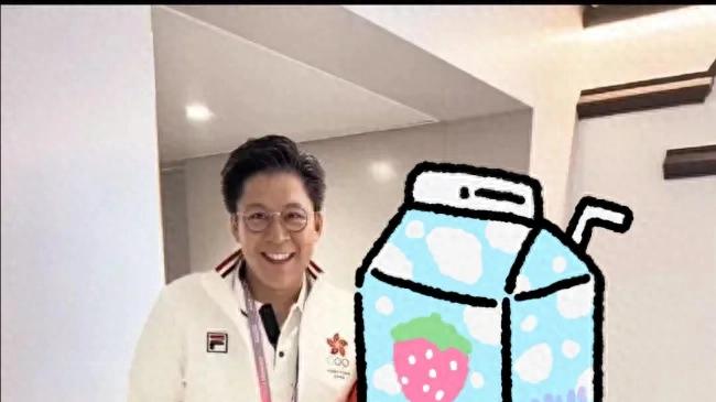 霍震霆被求合影睡眼惺忪也微笑，霍启刚弯腰配合，霍启山紧张握拳