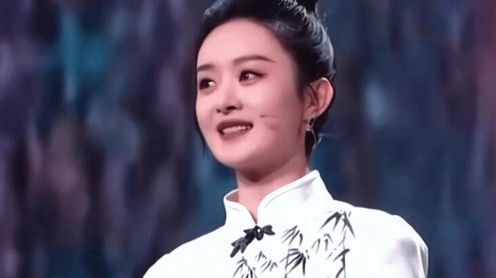 春晚|?念错名 、被门夹、险掉裙子，春晚这5大场面，太尴尬