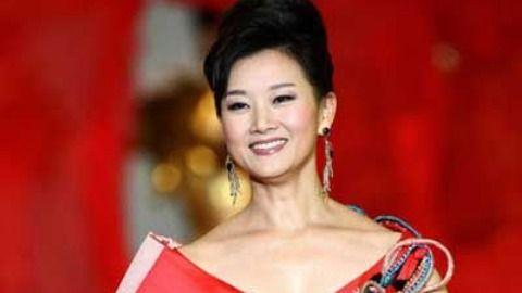 春晚|告别春晚10年，57岁宋祖英低调露面，剪短发逛街韵味十足