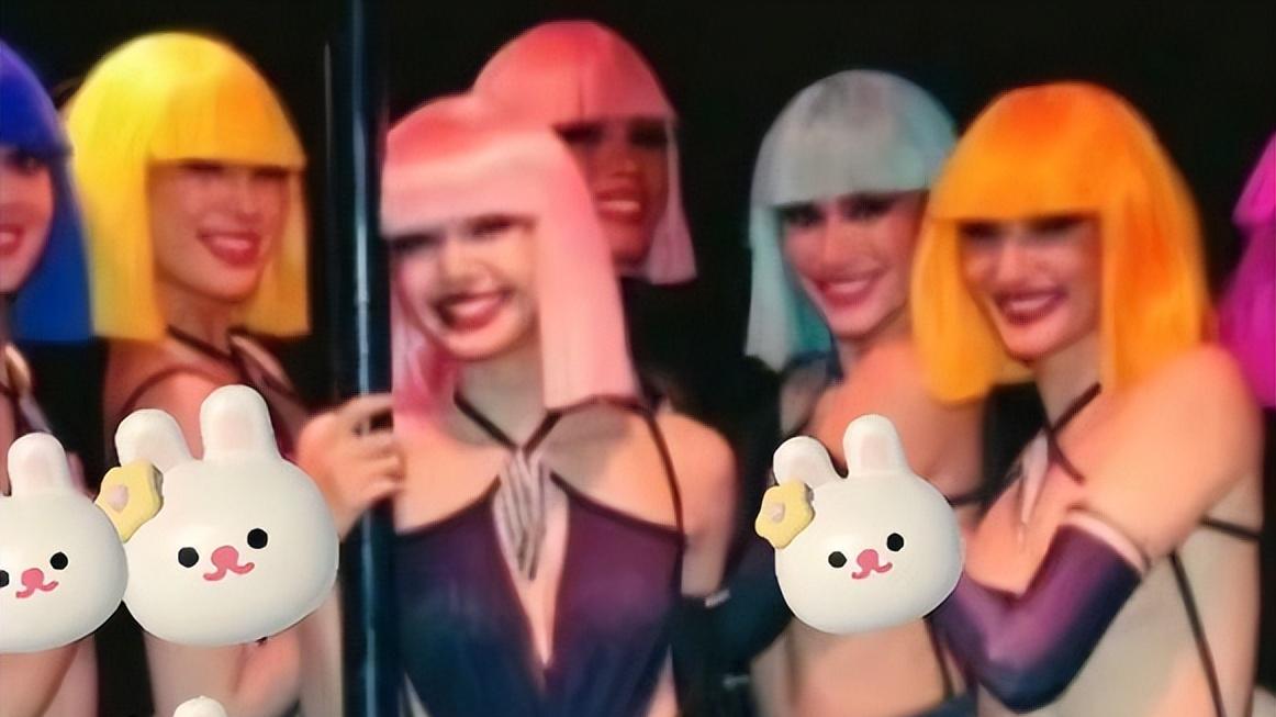 曝Lisa内场合影照流出！可视紫衣一马平川，“馒头”僵硬形状奇怪