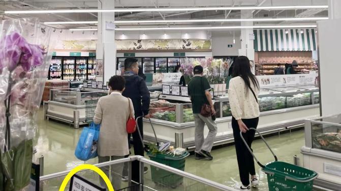 56岁王祖贤终于露面了！素颜出行身材膀大腰圆，拮据生活遭曝光