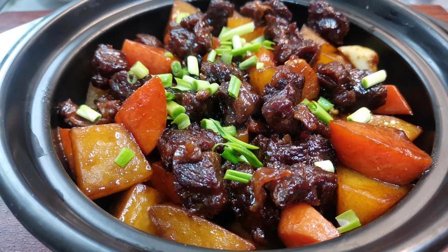 炖牛肉|炖牛肉时，怎么做才能鲜嫩不柴？厨师教你3个小技巧，肉鲜嫩无腥味