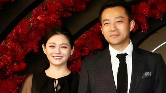 真会整事！小S深夜晒“家暴伤”引热议，大S保留跟前夫哥亲密合照