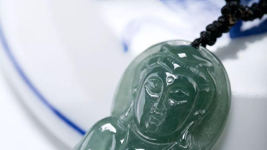 翡翠|蓝水翡翠跟油青种翡翠有什么关系？