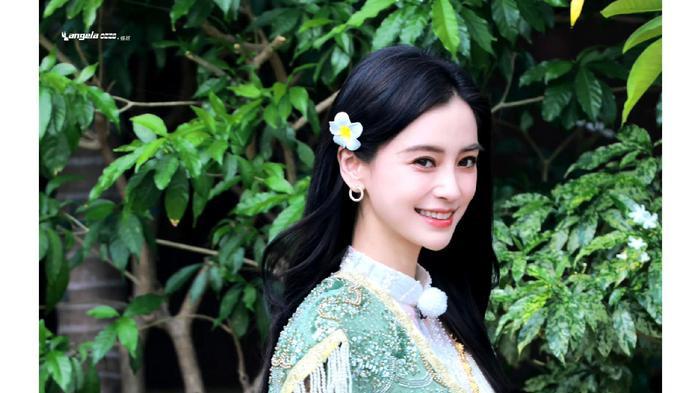 非诚勿扰|《跑男》泰国站路透嘉宾现场造型，杨颖晒同款冷脸美照，宛若童话