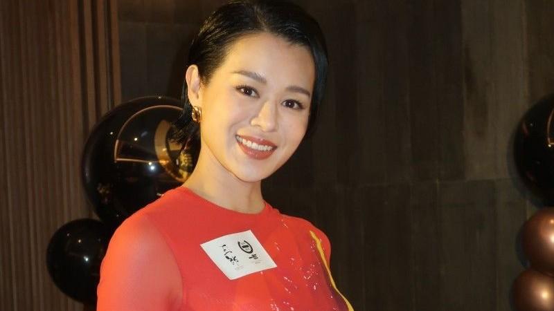 胡杏儿|港姐胡杏儿带2岁儿子赴横店拍戏，抽空返港赚外快