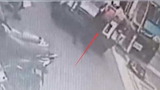 黄子佼坐担架就医画面曝光，头歪斜整个人没意识，路人好奇观望