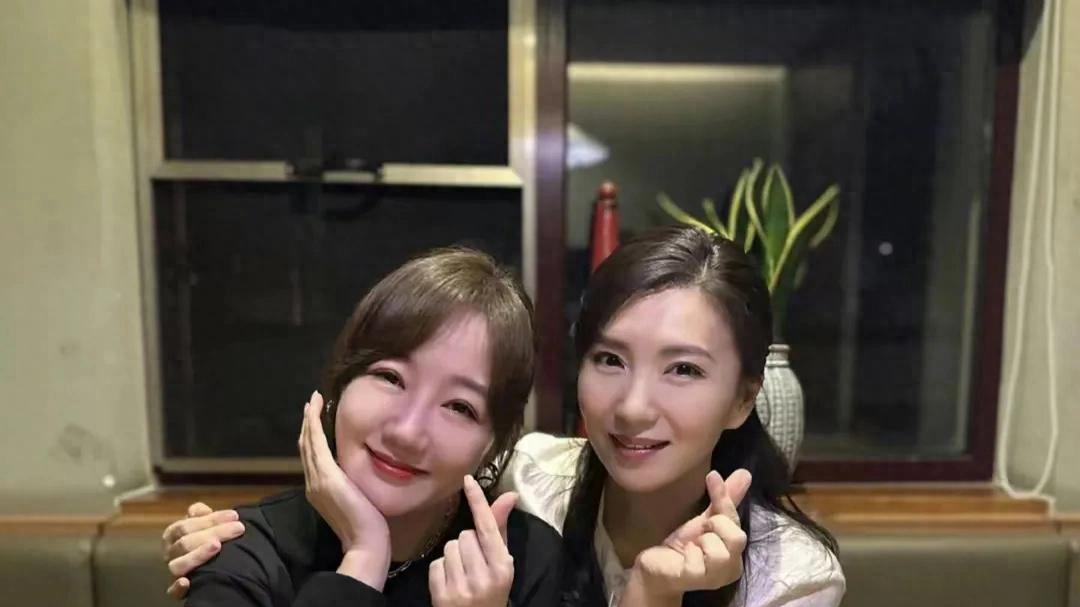 陈好约饭薛佳凝被赞，阔太却不炫富，跟闺蜜合影不抢镜修图才发