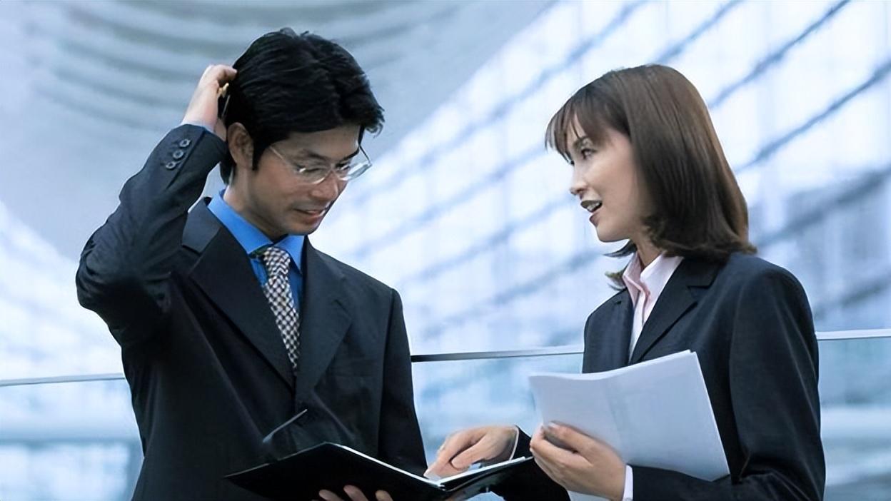 职场故事|上厕所不冲“答辩”，公司领导连发消息怒斥后开除，网友意外支持